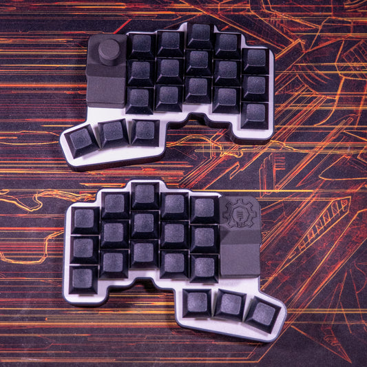 Gearstack Cheapino V2 Split-Keyboard mit schwarzen Tastenkappen, weißer Topplate und Schwarzem Gehäuse